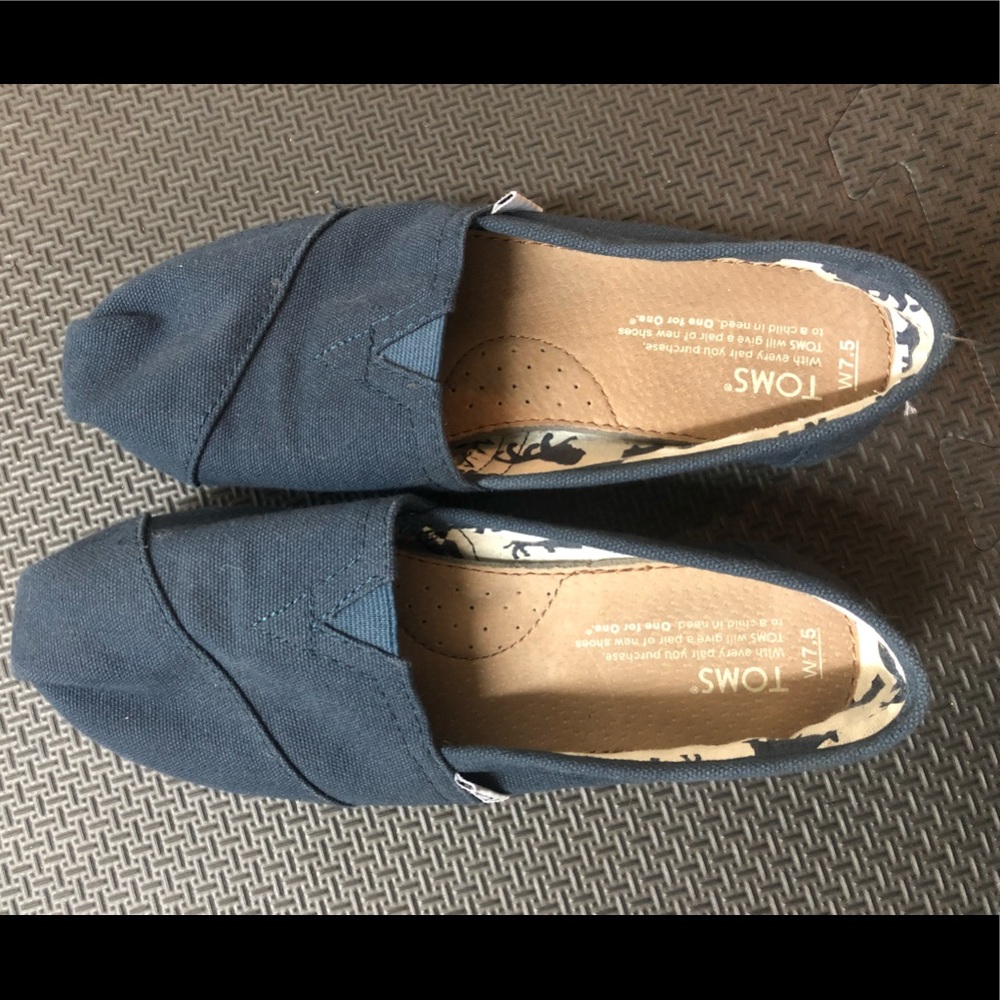 USED Toms flat navy blue WMN sz 7.5